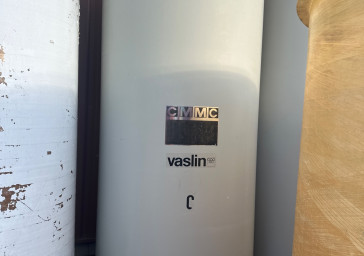 Cuve 30hL en résine fibre de verre d’occasion de marque VASLIN avec plafond mobile sur pieds fond conique