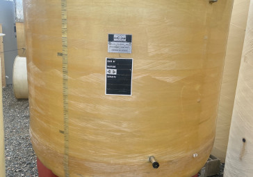Cuve 30hL en résine fibre de verre d’occasion de marque VEMAR avec plafond mobile sur pieds 
