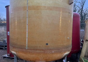 Cuve 60hL en résine fibre de verre d’occasion de marque GIMAR avec plafond mobile sur pieds fond conique