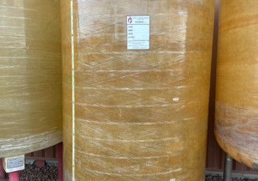Cuve 40hL en résine fibre de verre d’occasion de marque GIMAR avec plafond mobile fond plat