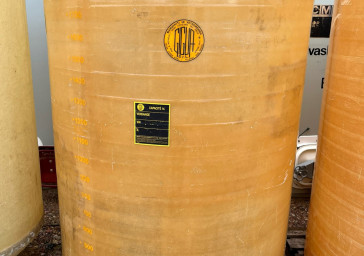 Cuve 20hL en résine fibre de verre d’occasion de marque GUIGA avec plafond mobile et fond plat