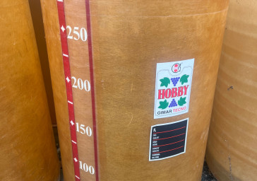 Cuve 3hL en résine fibre de verre d’occasion de marque GIMARavec plafond mobile et fond plat