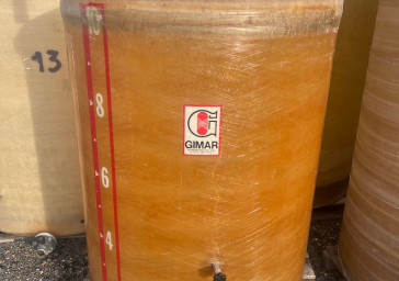 Cuve 10hL en résine fibre de verre d’occasion de marque GIMAR avec plafond mobile et fond plat