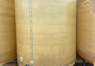 Cuve 50hL en résine fibre de verre d’occasion de marque CORPEAU avec plafond mobile sur pieds fond conique