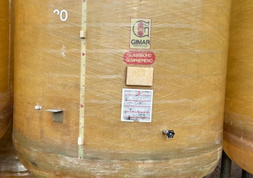 Cuve 30hL en résine fibre de verre d’occasion de marque GIMAR avec plafond mobile et fond conique sur pieds