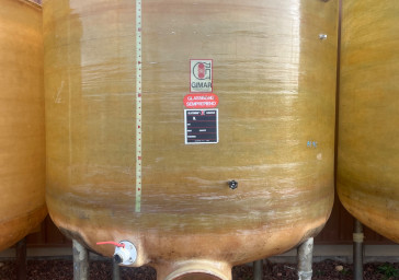 Cuve 60hL en résine fibre de verre d’occasion de marque GIMAR avec plafond mobile et sur pieds 