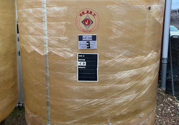 Cuve 25hL en résine fibre de verre d’occasion de marque VEART avec plafond mobile sur pieds fond conique