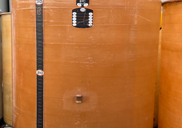 Cuve 40hL en résine fibre de verre d’occasion de marque VEPO avec plafond mobile et fond plat