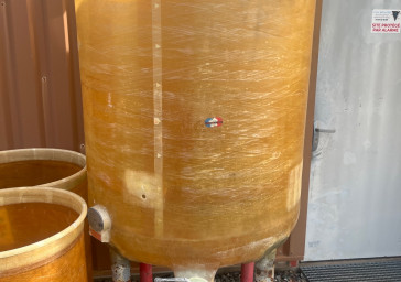 Cuve 10hL en résine fibre de verre d’occasion de marque GIMAR avec plafond mobile et sur pieds