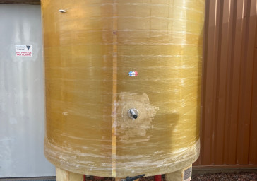 Cuve 30hL en résine fibre de verre d’occasion de marque GIMAR avec plafond mobile et sur pieds