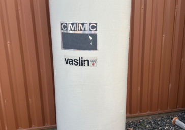 Cuve 10hL en résine fibre de verre d’occasion de marque VASLIN avec plafond mobile  fond conique