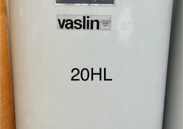 Cuve 20hL en résine fibre de verre d’occasion de marque VASLIN avec plafond mobile et fond plat