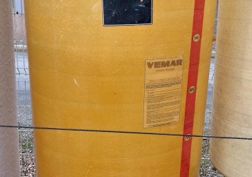 Cuve 15hL en résine fibre de verre d’occasion de marque VEMAR avec plafond mobile et fond plat
