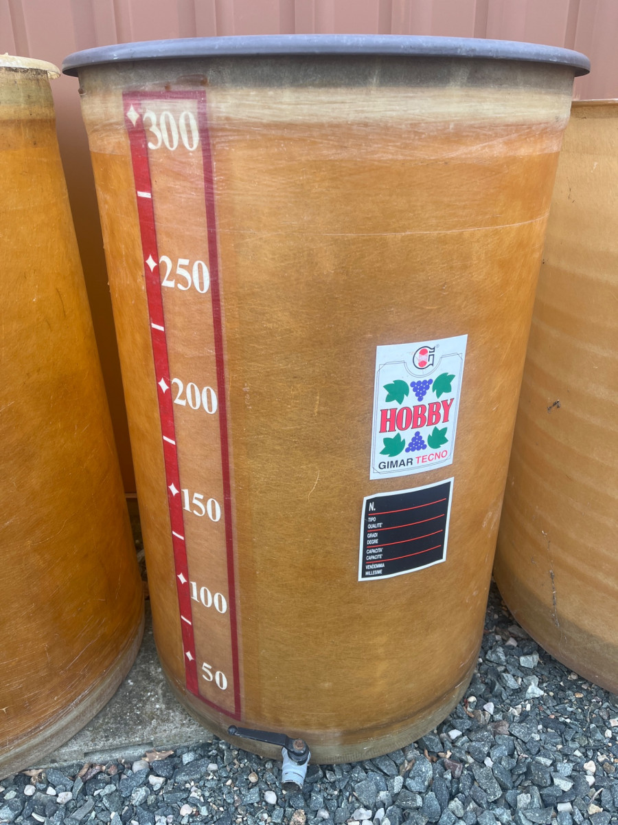 Cuve 3hL en résine fibre de verre d’occasion de marque GIMARavec plafond mobile et fond plat