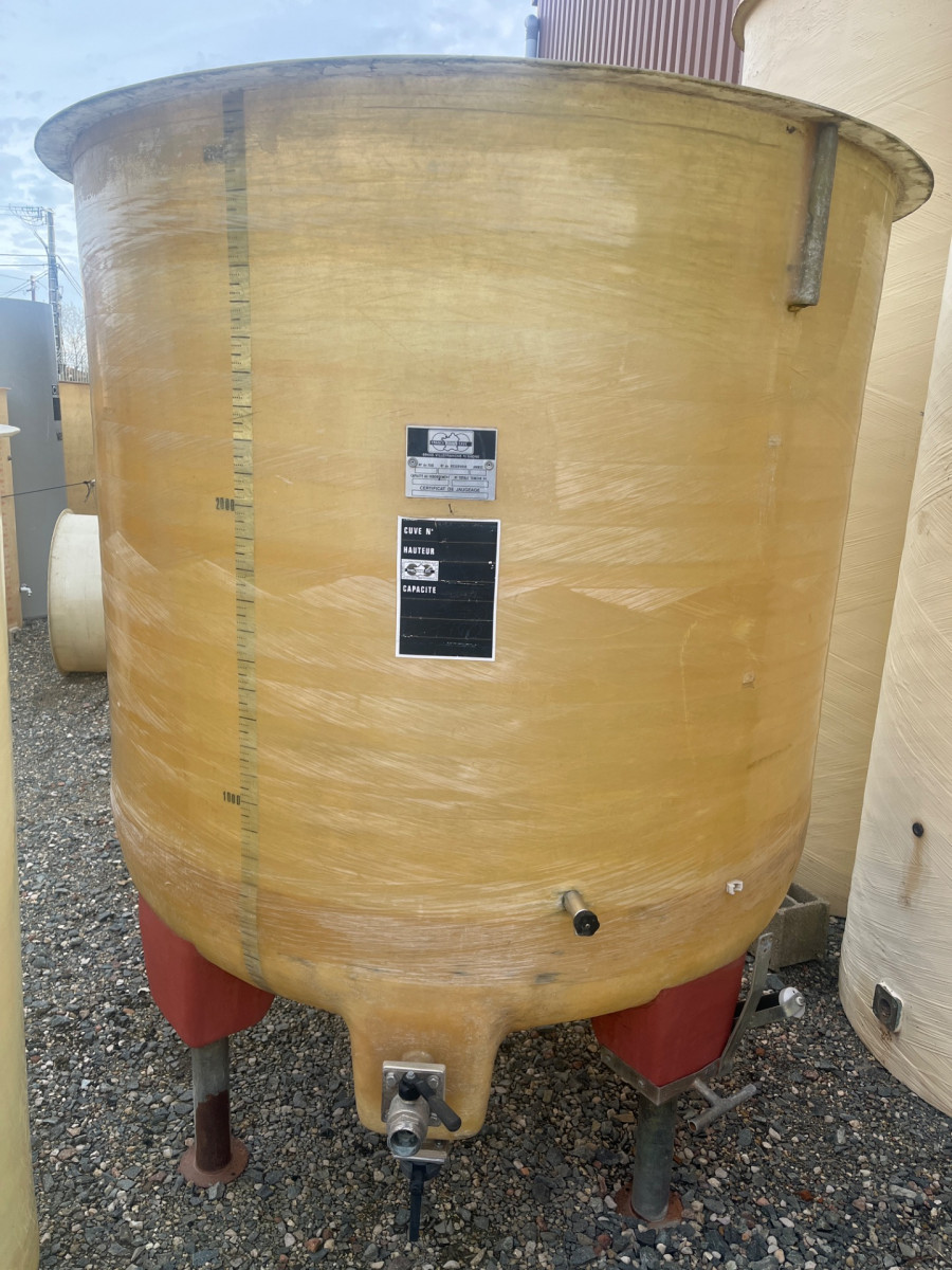 Cuve 30hL en résine fibre de verre d’occasion de marque VEMAR avec plafond mobile sur pieds 