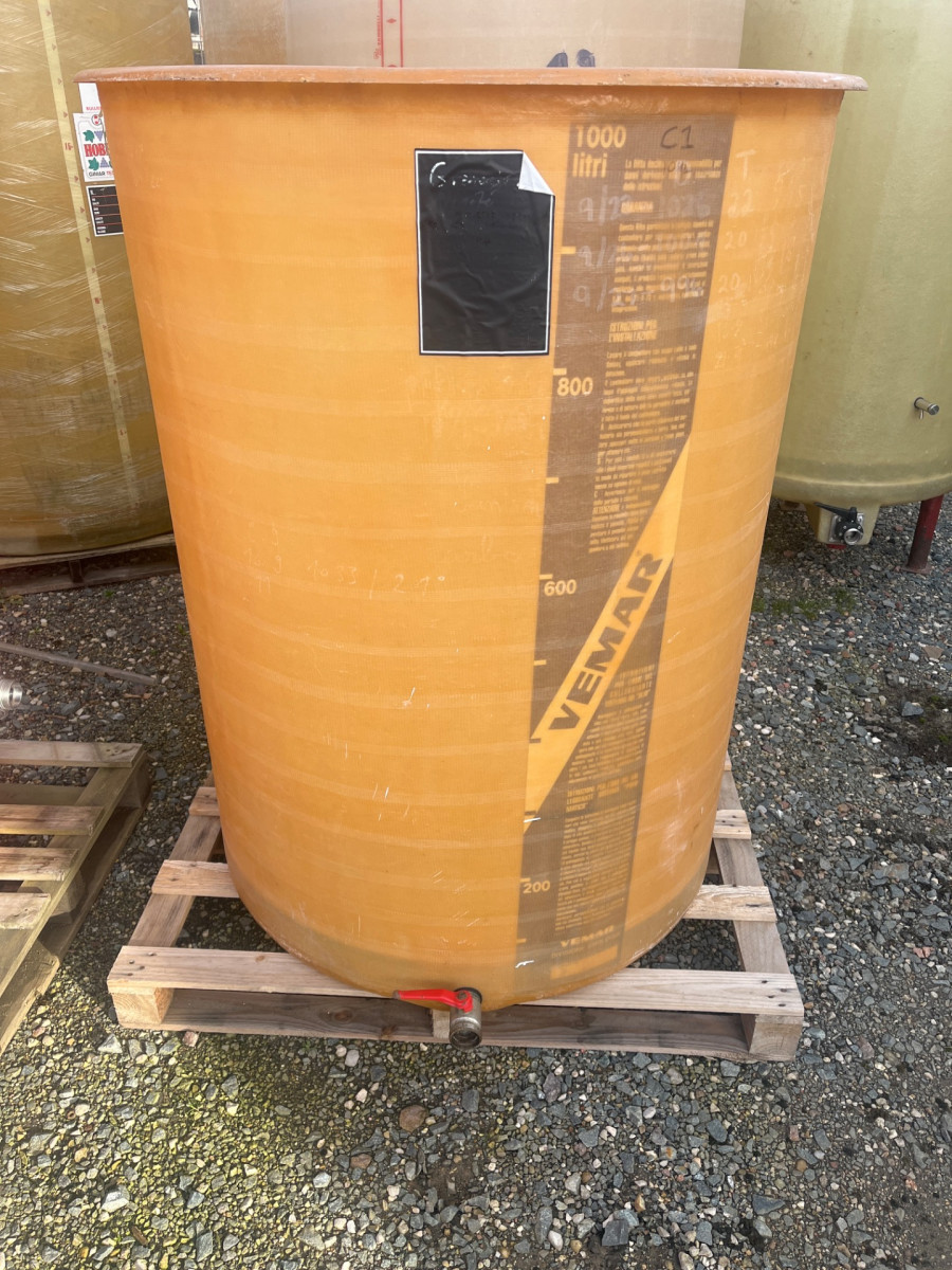 Cuve 10hL en résine fibre de verre d’occasion de marque VEMAR avec plafond mobile et fond plat