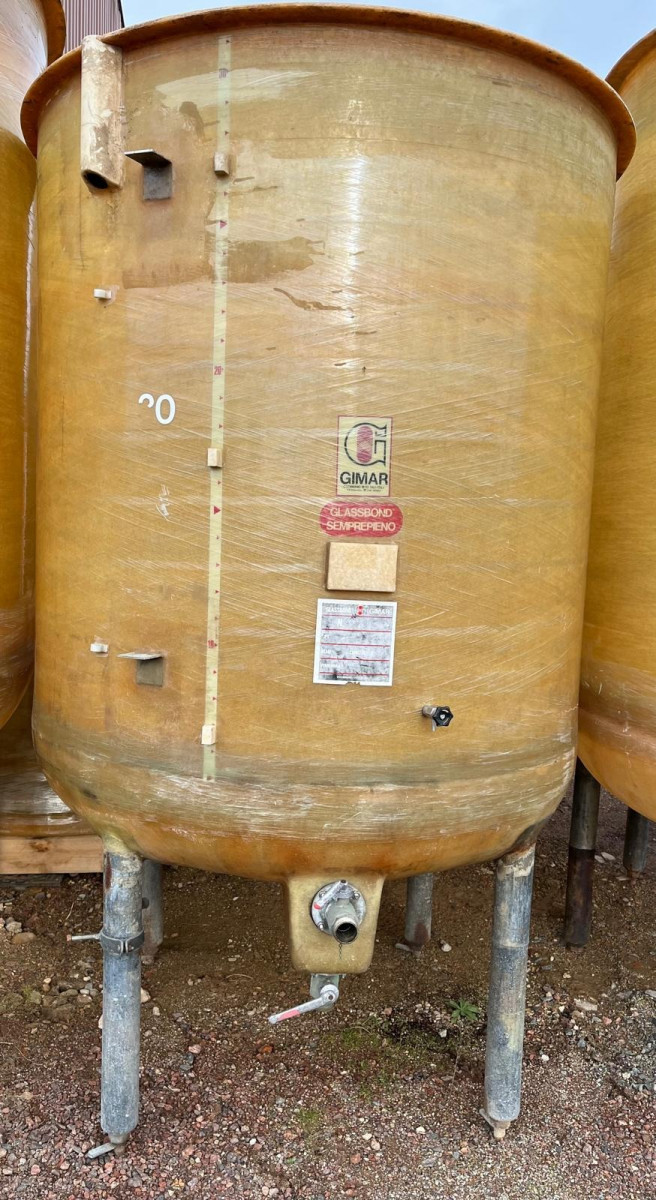 Cuve 30hL en résine fibre de verre d’occasion de marque GIMAR avec plafond mobile et fond conique sur pieds
