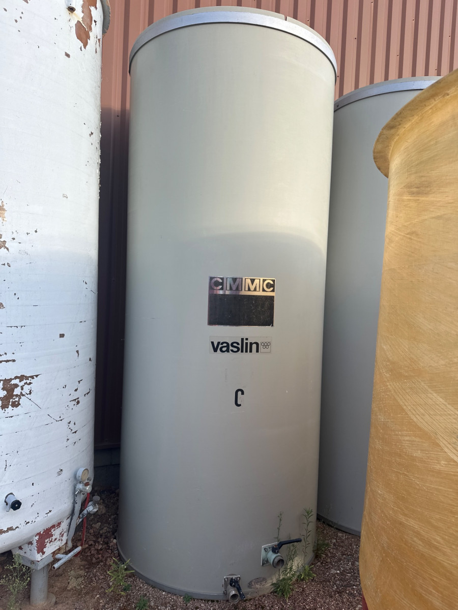 Cuve 30hL en résine fibre de verre d’occasion de marque VASLIN avec plafond mobile sur pieds fond conique