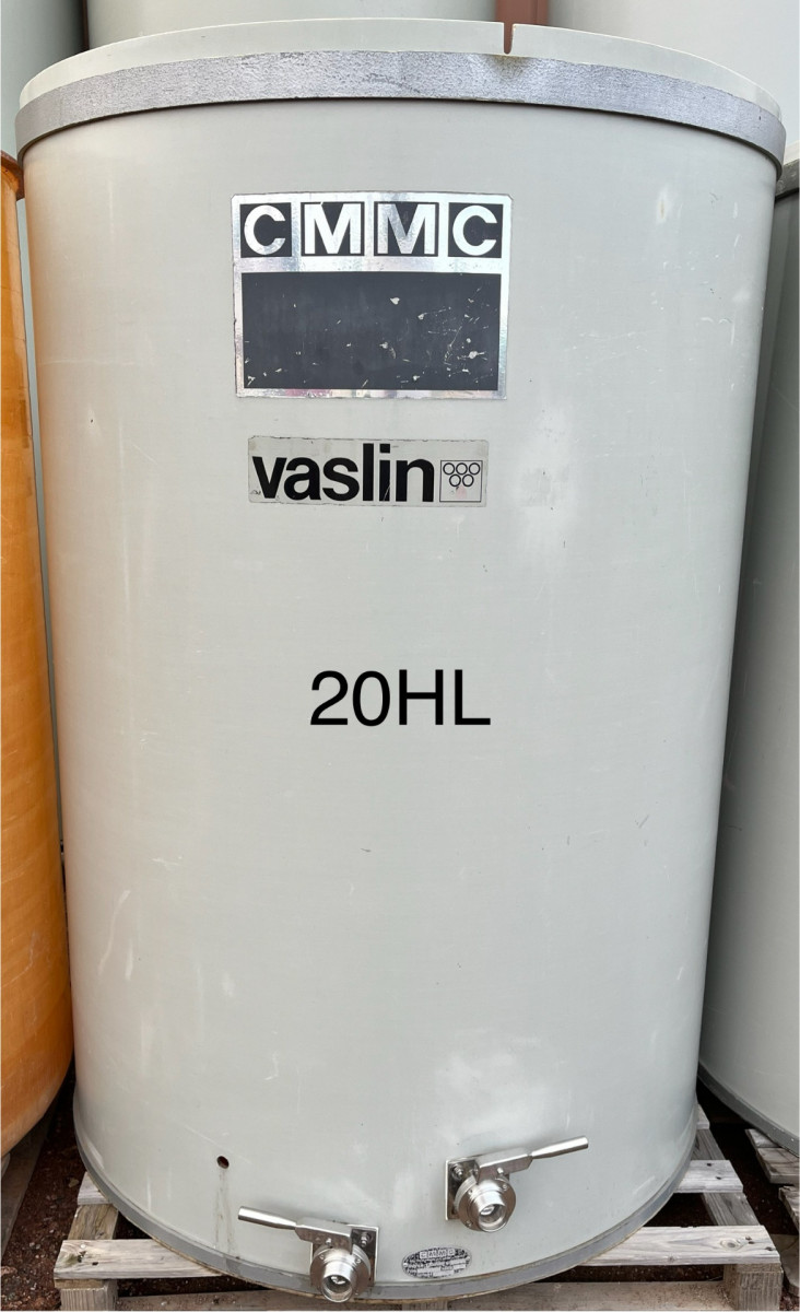 Cuve 20hL en résine fibre de verre d’occasion de marque VASLIN avec plafond mobile et fond plat
