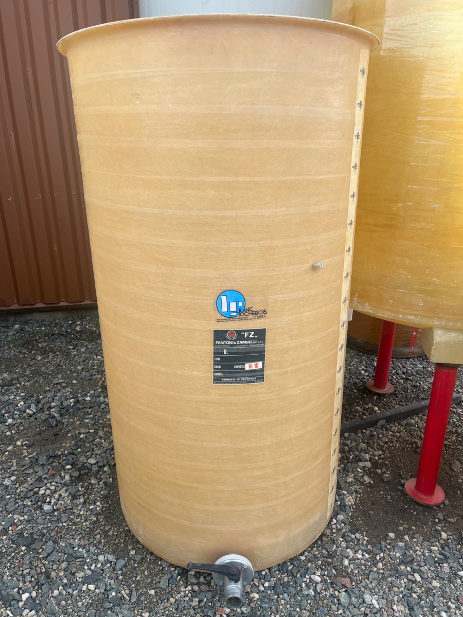 Cuve 10hL en résine fibre de verre d’occasion de marque ZAMBELLI avec plafond mobile et fond plat