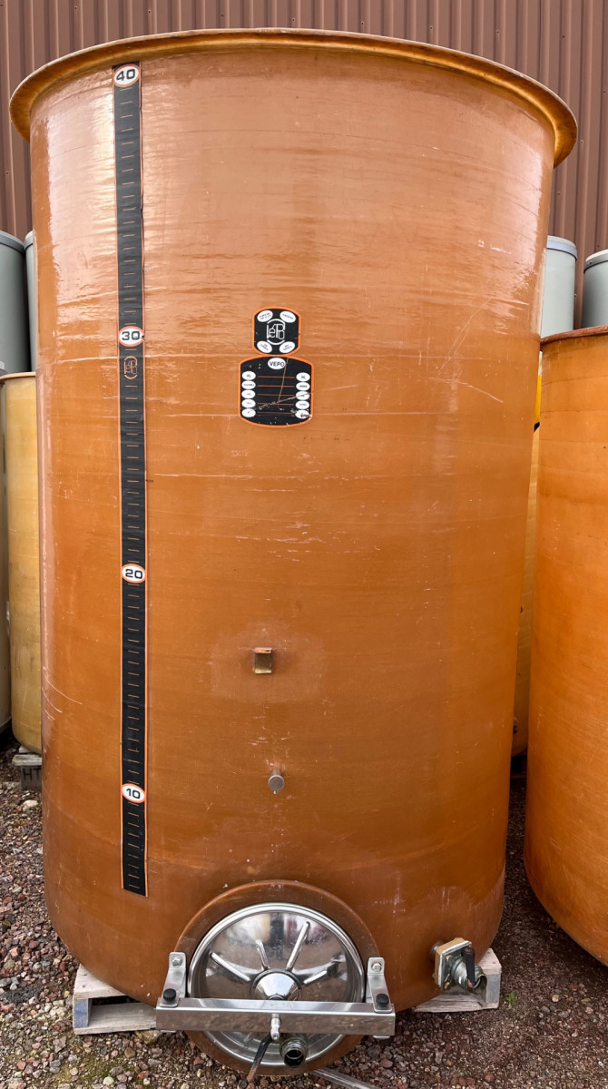 Cuve 40hL en résine fibre de verre d’occasion de marque VEPO avec plafond mobile et fond plat