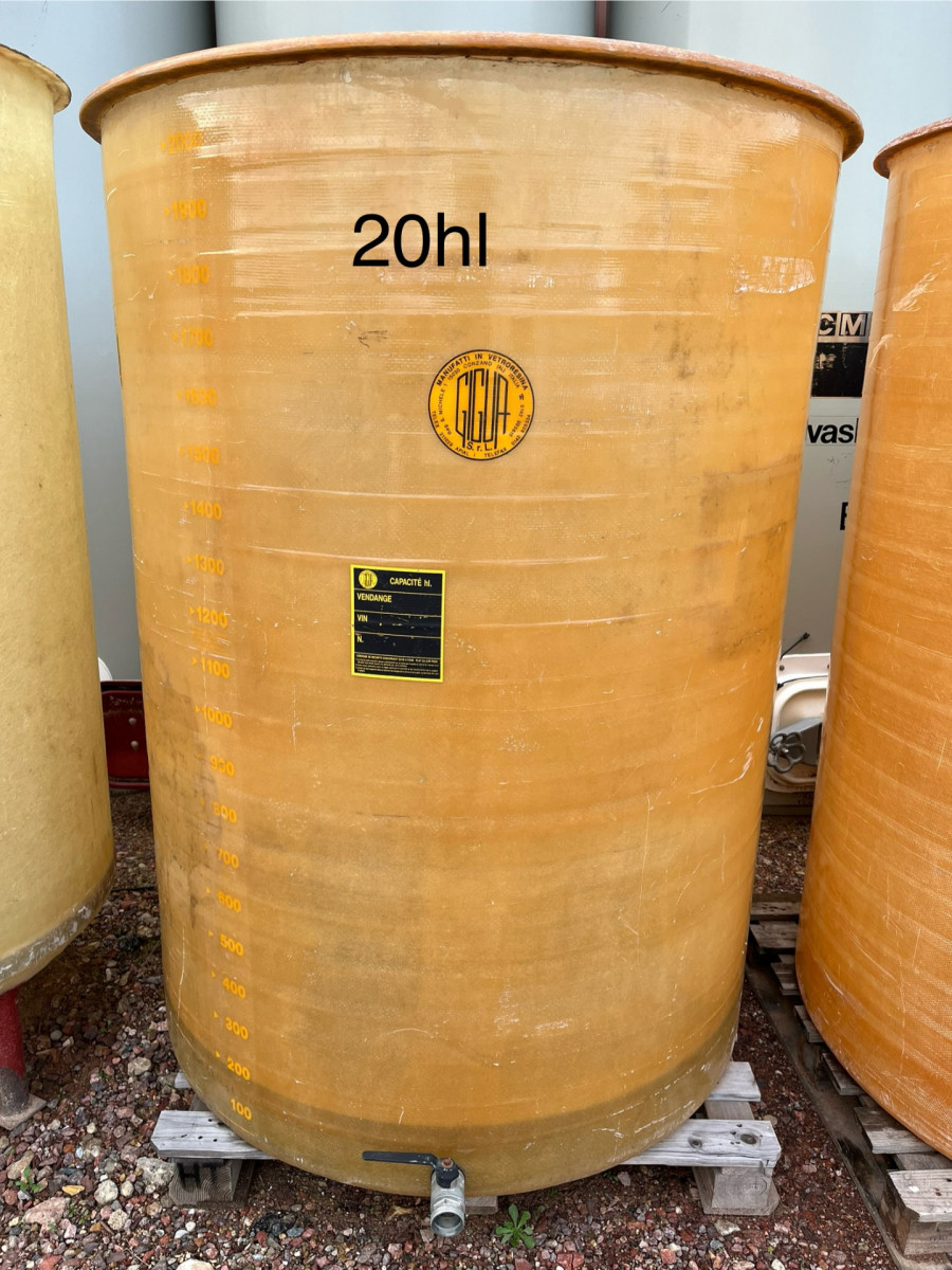 Cuve 20hL en résine fibre de verre d’occasion de marque GUIGA avec plafond mobile et fond plat