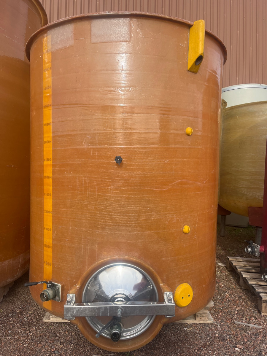 Cuve 30hL en résine fibre de verre d’occasion de marque GUIGA avec plafond mobile et fond plat