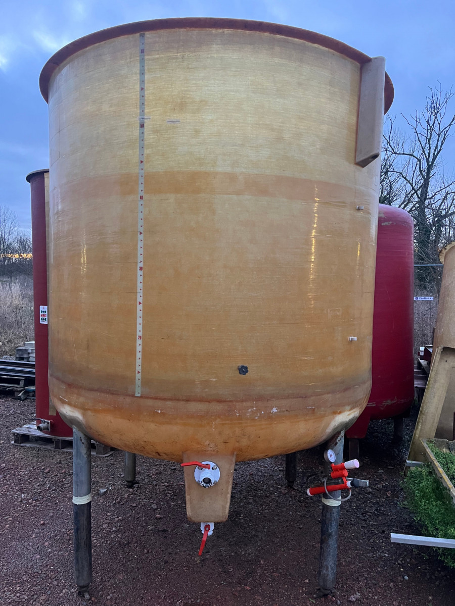 Cuve 60hL en résine fibre de verre d’occasion de marque GIMAR avec plafond mobile sur pieds fond conique