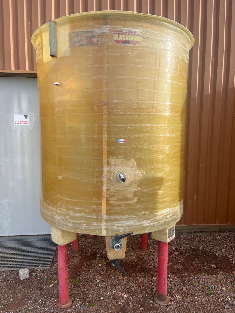 Cuve 30hL en résine fibre de verre d’occasion de marque GIMAR avec plafond mobile et sur pieds