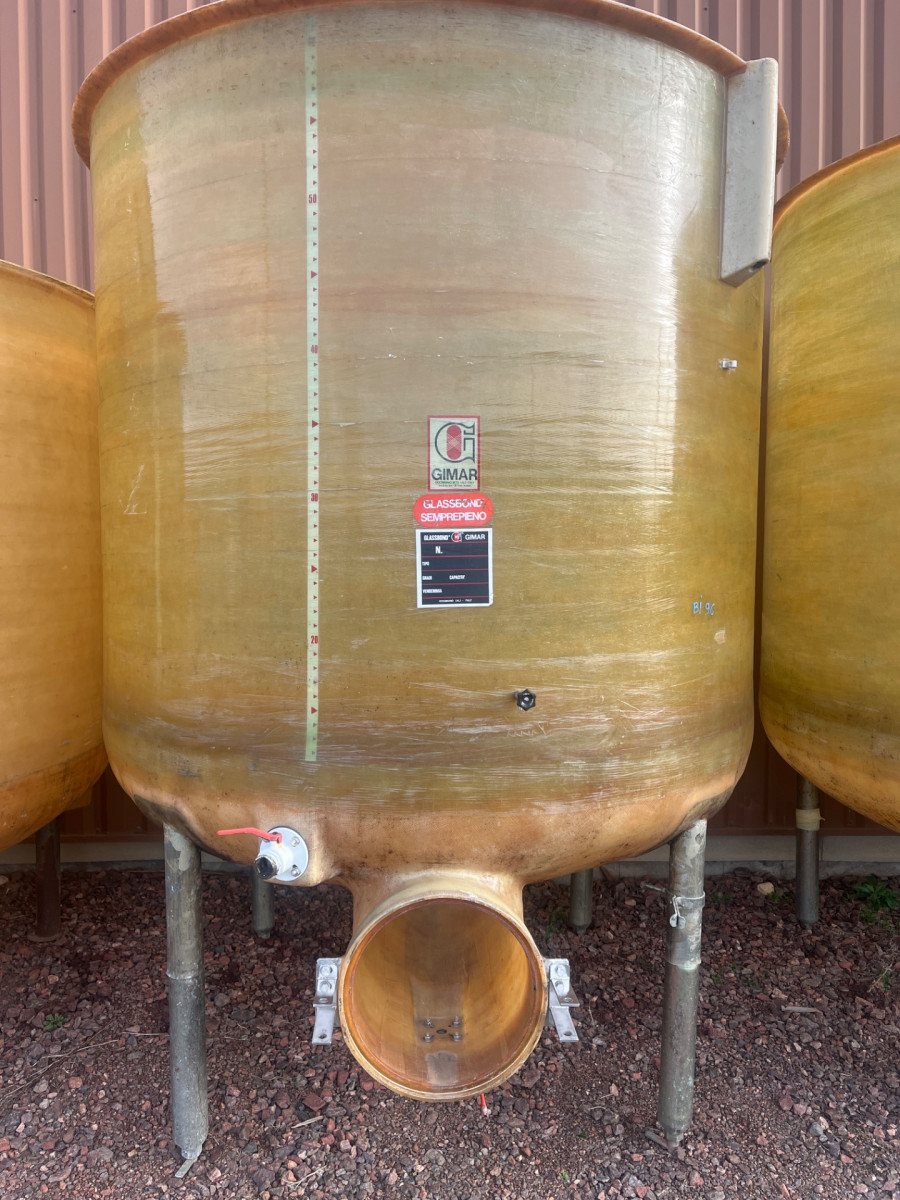 Cuve 60hL en résine fibre de verre d’occasion de marque GIMAR avec plafond mobile et sur pieds 