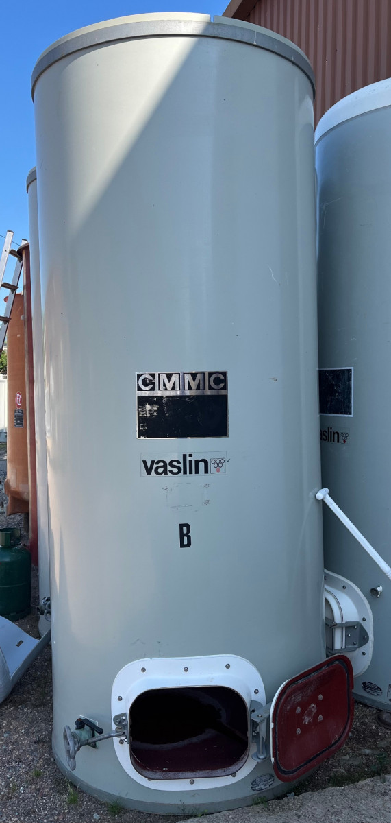 Cuve 30hL en résine fibre de verre d’occasion de marque VASLIN avec plafond mobile et fond plat