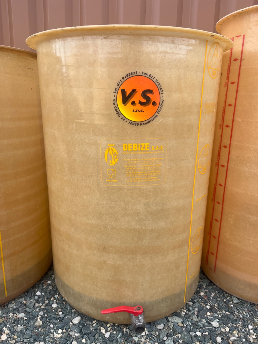 Cuve 3hL en résine fibre de verre d’occasion de marque V.S avec plafond mobile et fond plat