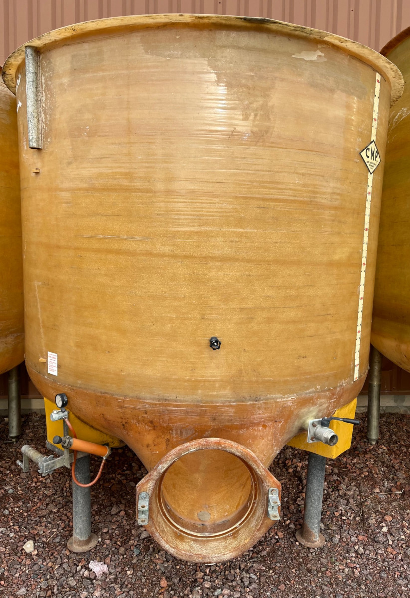 Cuve 50hL en résine fibre de verre d’occasion de marque CMP avec plafond mobile sur pieds fond conique 