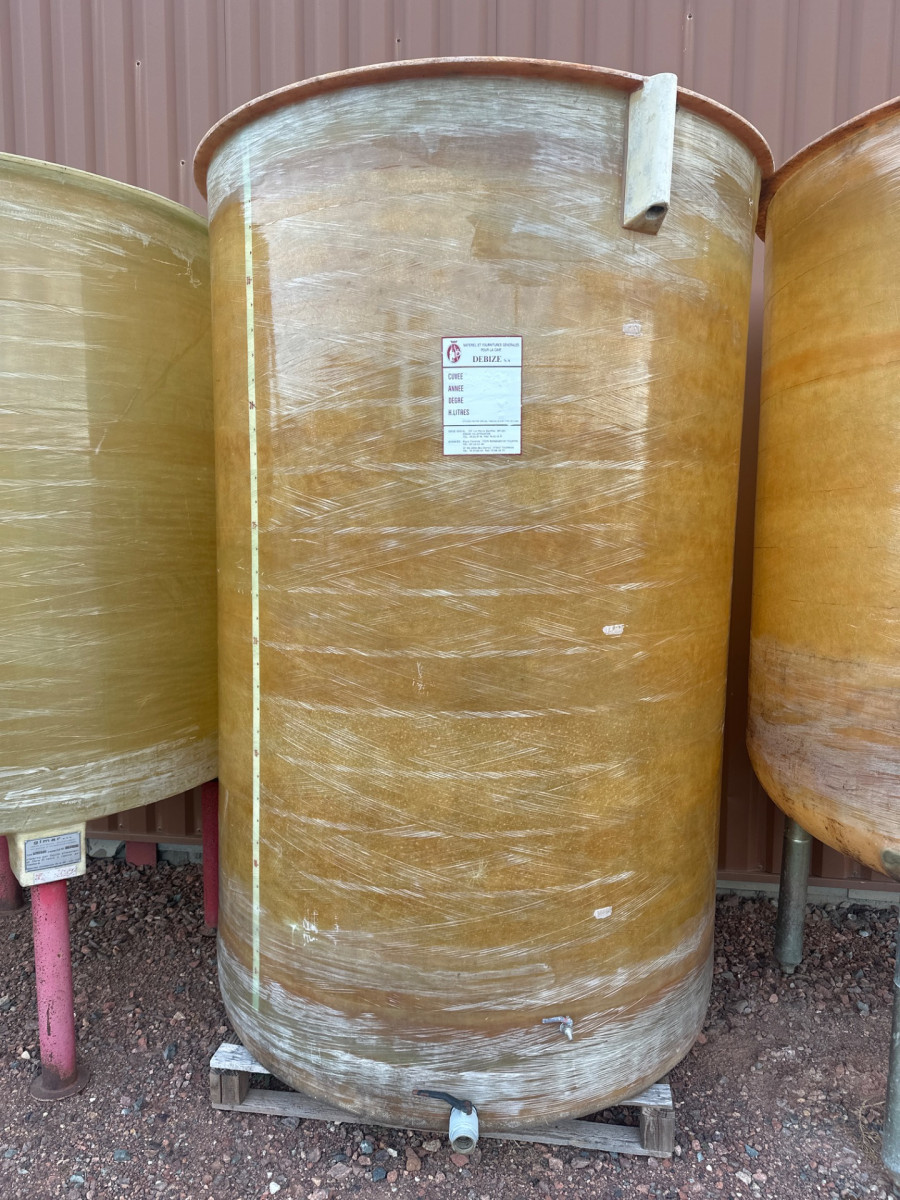 Cuve 40hL en résine fibre de verre d’occasion de marque GIMAR avec plafond mobile fond plat