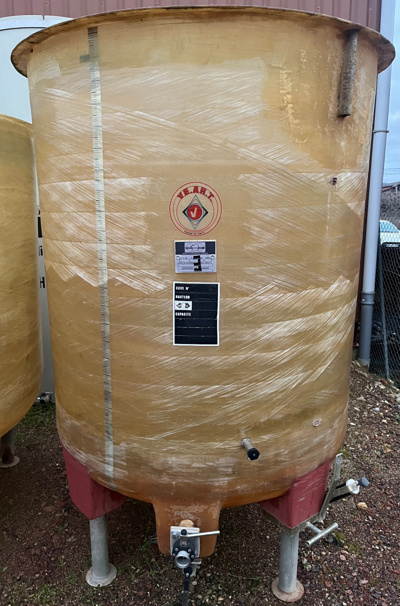 Cuve 25hL en résine fibre de verre d’occasion de marque VEART avec plafond mobile sur pieds fond conique