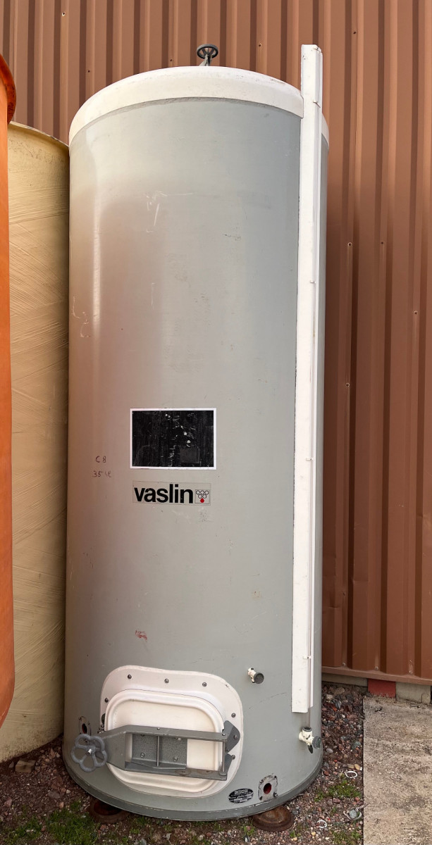 Cuve 30hL en résine fibre de verre d’occasion de marque VASLIN stockage vin