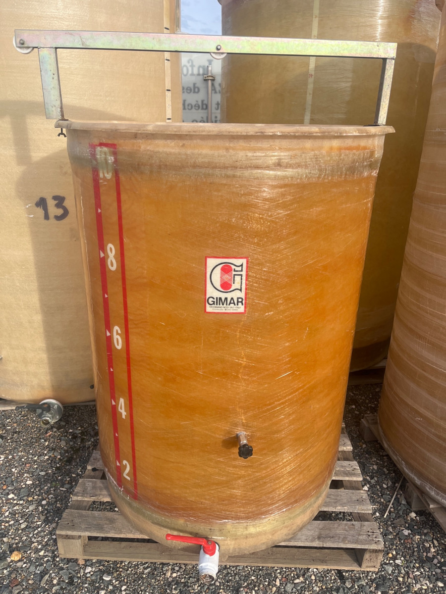 Cuve 10hL en résine fibre de verre d’occasion de marque GIMAR avec plafond mobile et fond plat