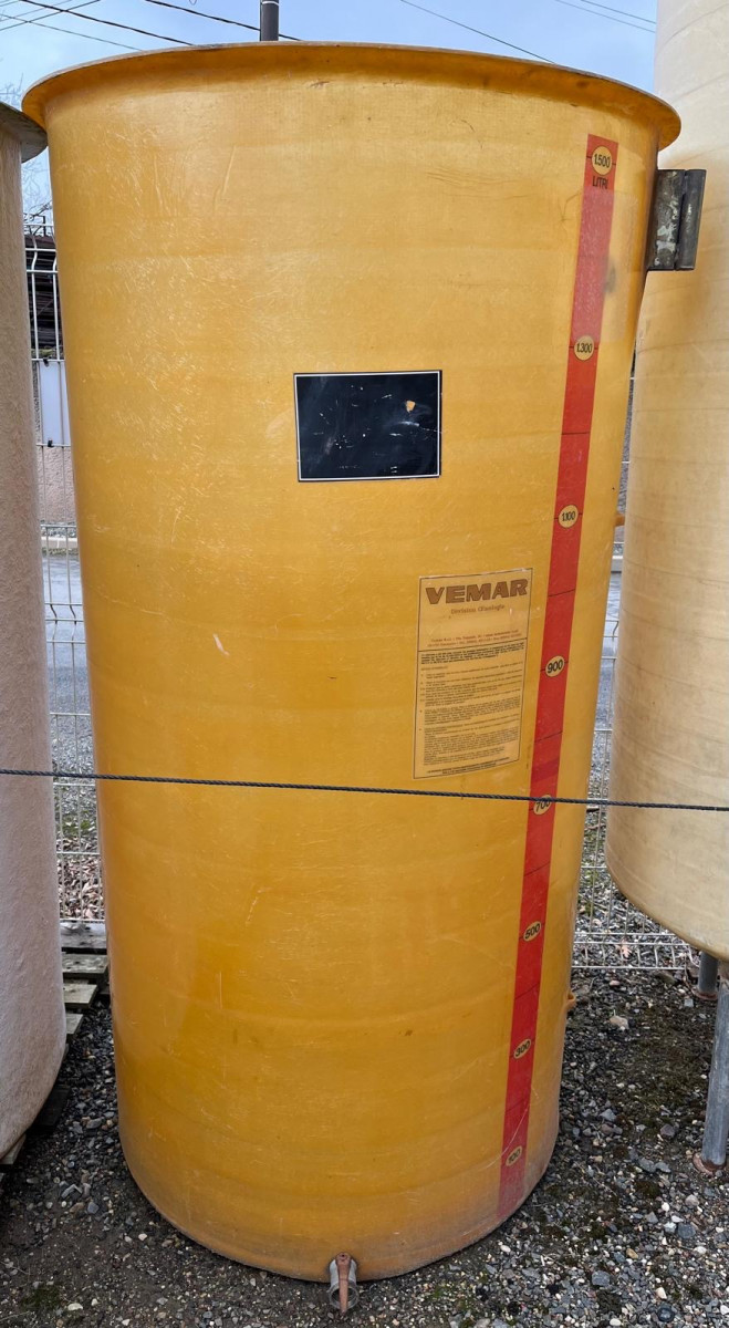 Cuve 15hL en résine fibre de verre d’occasion de marque VEMAR avec plafond mobile et fond plat