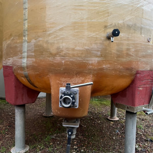 Cuve 25hL en résine fibre de verre d’occasion de marque VEART avec plafond mobile sur pieds fond conique