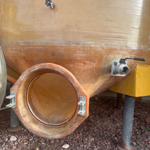 Cuve 50hL en résine fibre de verre d’occasion de marque CMP avec plafond mobile sur pieds fond conique 