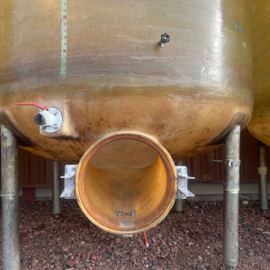 Cuve 60hL en résine fibre de verre d’occasion de marque GIMAR avec plafond mobile et sur pieds 