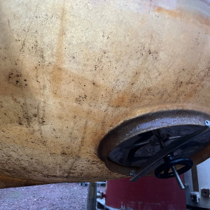 Cuve 60hL en résine fibre de verre d’occasion de marque GIMAR avec plafond mobile sur pieds fond conique