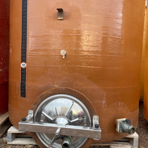 Cuve 40hL en résine fibre de verre d’occasion de marque VEPO avec plafond mobile et fond plat