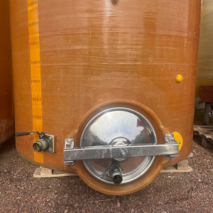 Cuve 30hL en résine fibre de verre d’occasion de marque GUIGA avec plafond mobile et fond plat