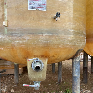 Cuve 30hL en résine fibre de verre d’occasion de marque GIMAR avec plafond mobile et fond conique sur pieds