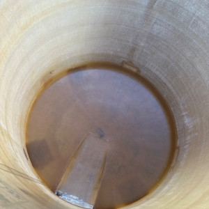 Cuve 50hL en résine fibre de verre d’occasion de marque CORPEAU avec plafond mobile sur pieds fond conique