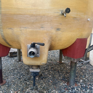 Cuve 30hL en résine fibre de verre d’occasion de marque VEMAR avec plafond mobile sur pieds 