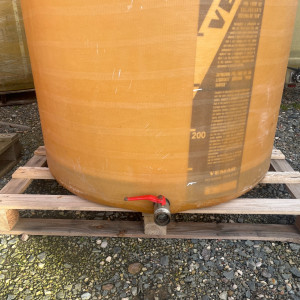 Cuve 10hL en résine fibre de verre d’occasion de marque VEMAR avec plafond mobile et fond plat