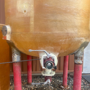 Cuve 10hL en résine fibre de verre d’occasion de marque GIMAR avec plafond mobile et sur pieds