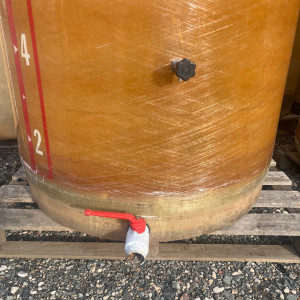 Cuve 10hL en résine fibre de verre d’occasion de marque GIMAR avec plafond mobile et fond plat